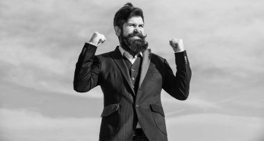 Yükseltme. Sakallı adam. Sakallı olgun hipster. İş adamı gökyüzüne karşı. Gelecekteki başarı. toplum standartları yükseltme. Erkek resmi moda. bıyıklı vahşi kafkas hipster. iş yükseltme