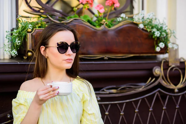 Kafein dozu. Enerjik başarılı bir gün için kahve. Kafede kahvaltı zamanı. Kız sabah kahvesinin tadını çıkar. Kadın açık havada kahve içer. Barışçıl ilham verici bir an. Kız kafeterya cappuccino fincan rahatlayın