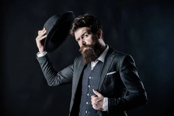 Bienvenida a bordo. Empresario de traje. Secreto timido. Moda formal masculina. Detective con sombrero. Hipster maduro con barba. Caballero barbudo. brutal caucásico hipster con bigote —  Fotos de Stock