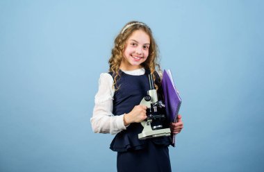 laboratuarda bilim araştırması. Mikroskop ile küçük deha kız. Eğitim ve bilgi. geri okula. küçük kız bilim adamı test. Çocuk çalışması biloji dersi. Geleceği keşfet. Emin lisansüstü