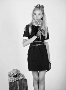 Resmi üniforma elit okul kolej veya hizmetçi. Vintage ve retro tarzı. Vintage modeli. Sadelik te şıklık. Modaya uygun üniforma. Vintage moda konsepti. Kız sarışın zarif siyah elbise giymek