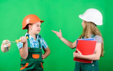 Yeni oyun odasını hayal etmek. Ev geliştirme faaliyetleri. Geleceğin mesleği. Çocuk kızları renovasyon planlıyor. Çocuk kız kardeşler Oda Renovasyonu çalıştırın. Amatör yenileme. Sisters ev yenilenmesi