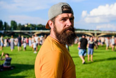 Yaz festivalini ziyaret et. Şapkalı hippi bayramı ya da festivali kutluyor. Yaz festivali. Kalabalığın önünde sakallı hippi adam. Açık hava konseri. Hayran bölgesi. Müzik festivali. Eğlence konsepti