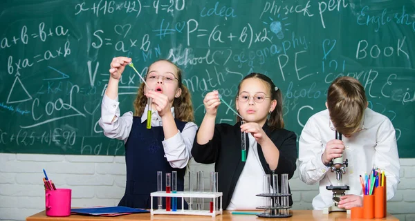 Små barn i skolan lektion. studenter gör experiment med Mikroskop. lycklig barnens dag. Kemi. Tillbaka till skolan. Små barn lärande kemi i skolan Lab. Vad som verkar vara en — Stockfoto