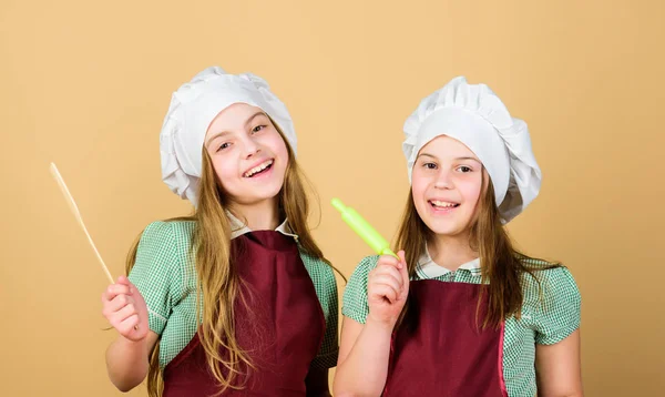 Zelfgemaakte koekjes beste. Familie recept. Kook vaardigheid culinaire educatie. Het bakken van gember koekjes. Meisjes zussen met plezier gember deeg. Kinderen bakken koekjes samen. Kids schorten en chef hoeden koken — Stockfoto