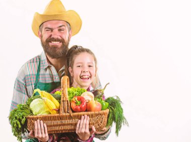 Babam çiftçi olduğunu. Adam çocukla rustik çiftçi sakallı. Çiftçi aile homegrown hasat. Baba ve kızı sepet hasat sebze tutun. Bahçe ve hasat. Aile çiftliği organik sebze