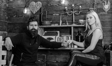 Kız ve erkek rahat yüzleri sıcak atmosferinin keyfini çıkarın. Çift gamekeepers evde, ahşap iç arka plan romantik akşamın. Aşık çift birlikte ellerini tutar. Romantik akşam kavramı