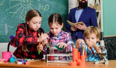 Bilim ve eğitim. Kimya Laboratuvarı. geri okula. mutlu çocuk öğretmen. Çocuklar bilim deneyleri yapıyor. Eğitim. Kimya laboratuarında sıvılarla deneyler yapıyor. Başarı yolunda