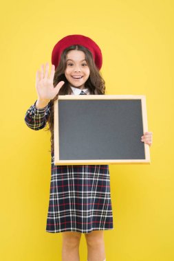 Reklam ürün kopyası alanı. Okul konseptine geri dönelim. Okul bilgisi. Seni bilgilendirme. Beklenmeyeni bekleyin. Çocuk promo bilgi panosu. Bilgi için yer. Kız boş tahta tutun