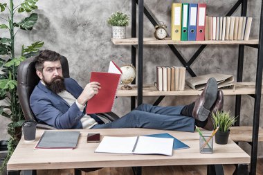 Finansal rapor. Küçük işletmenin sahibi. Adam sakallı işadamı ofis okumak iş raporu. Muhasebe ve bankacılık. Adam banker muhasebecisi göstergeler işaretçileri öğrenir. Mali raporu analiz etme