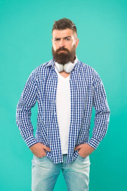 Kablosuz teknoloji. Kulaklıkta adam. Akış siteleri gözde ve sıcak etrafında. Ücretsiz Online müzik kaynakları farklı özellikler. Müzik çizelgesi. Sakal dinleme müziği olan hipster. Yakışıklı müzik sevgilisi