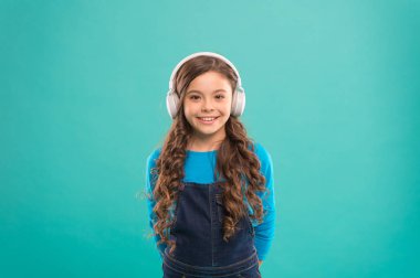 Sesli kitap. Modern eğitim konsepti. Faydaları ses dersleri. Bilgiye erişim. Ses izleme. Liseli eğlence. Online eğitim. Kız sevimli çocuk dinleme ses kursu. Daha fazla bilgi edinin