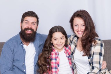 Aile hafta sonu birlikte harcamak. Dost aile oturma kanepe fotoğraf aile albümü için poz. Anne baba ve kızı kanepede rahatlatıcı. Yakın ve güvenilir ilişkiler. Aile bağları kavramı. Biz aileyiz