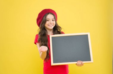 İndirim ve indirim. Çocuk tanıtım panosu. Bilgi için yer. Kız boş tahtayı tutuyor. Reklam alanı oluşturuluyor. Kontrol listesi konsepti. Okul bilgisi. Sizi bilgilendiriyorum.