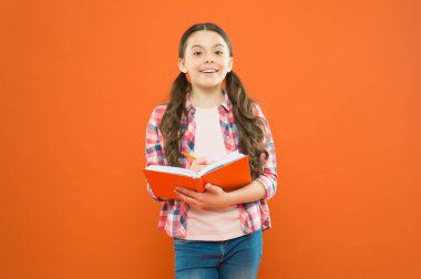 Okumaya başla. Turuncu arka planda bir kitap okuma sevimli küçük çocuk. Sevimli küçük kız okuma ve yazma öğrenmek. Ev okuma ve eğitim