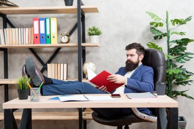 Finansal rapor. Küçük işletmenin sahibi. Sakallı iş adamı ofisi iş raporlarını okuyor. Finansal rapor analiz ediliyor. Muhasebe ve bankacılık. Adam bankacı muhasebeci belirteçleri öğreniyor