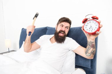 Alarm sesinden nefret etmek tamamen normaldir. Nefret dolu bir program. Sabahlardan nefret eden insanlar için en iyi alarm saatleri. Adam sakallı hipster erken uyanmaktan nefret ediyor. Yıkıcı enerji. Günün en zor anı