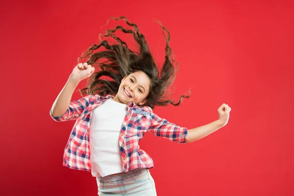 Cabelo longo de criança pequena. Menina criança ativa com cabelo comprido. Champô seco. Dicas fáceis de fazer penteado para crianças. Conceito de cabelo forte e saudável. Frescura duradoura. Acaba com isso. Penteado agradável e arrumado — Fotografia de Stock