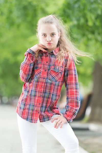 Mode generation. Bedårande flicka av mode klädd i rusig skjorta på sommar dag. Moderiktiga lilla barnet i casual mode på stads gatan. Mode utseendet på små Vogue modell — Stockfoto