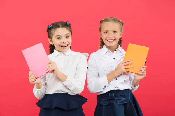 Papeterie scolaire. Acheter de la papeterie mignonne pour étudier amusant. Filles célèbres pour l'obsession de la papeterie. Les filles enfants uniforme scolaire tiennent le livre. Écolière montrer carnet notepad.School fournitures concept — Photo