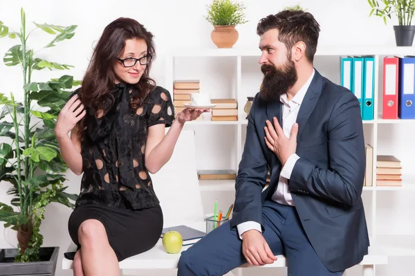 Des collègues enthousiastes. Homme barbu et femme séduisante. Entretien homme / femme, café. Des rumeurs au bureau. Café de bureau. Quelques collègues de travail se détendre pause café. Partager le café avec un collègue — Photo