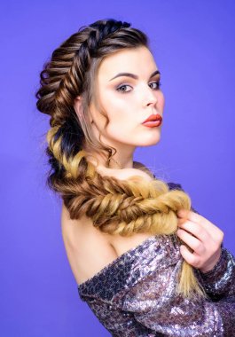 Örgülü saç modeli. Modern saç modeli ile güzel genç kadın. Güzellik Salonu Kuaför sanatı. Kız makyaj yüz örgülü uzun saçlı. Fransız örgüsü. Profesyonel saç bakımı ve saç oluşturma