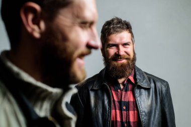 Adam sakallı adam arkadaş hipster arkasında durmak. Gerçek arkadaş her zaman yakındır. Yanında dur. Dostluk güven ve destek. Güvenilir ilişkiler. Arkanda biri var. Gerçek arkadaş destek Feel