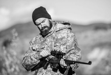 Odak ve deneyimli avcı konsantrasyonu. Avcılık ve bindirme mevsimleri. Erkeksi hobi avcılık. Adam acımasız bekçi doğa arka plan. Sakallı avcı eğlence avcılık harcamak. Avcı tüfek tutun