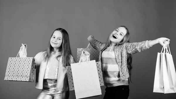 Niños felices en la tienda con bolsas. Comprar es la mejor terapia. Día de compras felicidad. Hermanas de compras juntas. Compra ropa. Comprador adicto a la moda. Niños boutique de moda. Compras de sus sueños — Foto de Stock