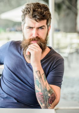 Acımasız yakışıklı erkek modelinin portresi. bekleyen ve tinking. düşünceli adam açık. Yüz cilt bakımı. acımasız erkek berber ihtiyacı var. Sakal saçlı Olgun hipster. Sakallı adam yalnızlık hissediyorum