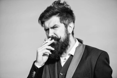 Sigara içmek için mola. Sakallı adam sigara içiyorum. duman. Bıyıklı acımasız beyaz hippi. Gelecekteki başarısı. Erkek resmi moda. İş adamı gökyüzüne karşı. Olgun hipster sakallı