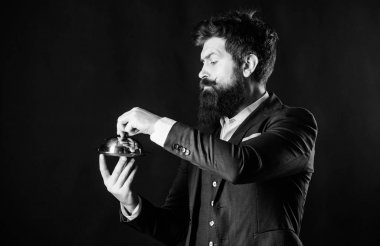 Şimdiye kadar en iyi Şef. Sakallı olgun hipster restoranda yemek tepsisi tutun. acımasız beyaz hipster metalik çanak tutun. Takım elbiseli bir iş adamı. Garsonla. Mükemmel tarifi. Adam Şef yemek sunan sakallı