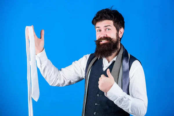 Perfetta cravatta. Tipi di accessori cravatta. Presentando un look lucido per il lavoro o le occasioni sociali, le cravatte valorizzano l'armadio. Un hipster barbuto ha poche cravatte. Ragazzo con la barba scegliere cravatta — Foto Stock