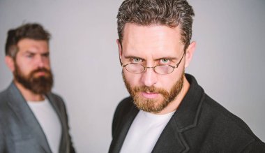 Gözlük takan gerçekten sen akıllısın anlamına gelebilir. Adam yakışıklı sakallı olgun adam gözlük takıyorum. Göz sağlığı ve görme. Optik ve vizyon kavramı. Akıllı göz atmak. Akıllı görünüm için aksesuar