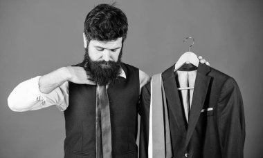 Gerekli satın alma. Mens store bölümü moda satınalma alış sakallı adam. İşadamı kravat geniş ürün yelpazesine arasında satın almak için tercih. Onun kişisel satın alma