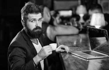 İçerik web günlüğü oluşturun. Yönetici sonrası kahve keyfini oluşturun. Hipster serbest çalışan online kahve içme çalışır. Adam sakallı işadamı dizüstü bilgisayar ve kahve fincan ı ile bar sayacı oturup. Kahve molası konsepti