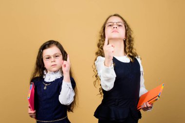 Stres kaygıya neden olur. Okulda stresli bir gün. Eğitim, insanın okulda öğrendiklerini unuttuktan sonra kalan şeydir. Kızlar okulu öğrencileri. Okula dönelim. Bilgi toplama günü. Sınavı geç
