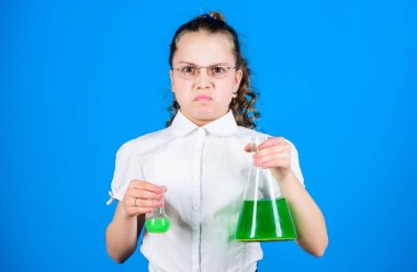 laboratuarda bilim araştırması. Küçük okul kızı. Eğitim ve bilgi. test Flask ile küçük kız. geri okula. Çocuk çalışması biloji dersi. Profesyonel seçim. Profesyonel mutsuz bilim adamı