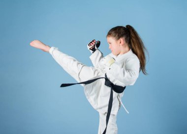 Karate güven hissi verir. Güçlü ve güvenilir bir çocuk. O tehlikeli biri. Beyaz kimono, kemer ile küçük kız çocuk. Karate savaşçısı savaşmaya hazır. Karate spor konsepti. Self savunma becerileri