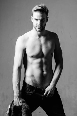 Bizim yaşam spordur. Seksi kas maço. Seksi çıplak gövde adamla altı paketi. Sporcu adam, saç bakım. Kas eğitmen sonra spor. Fitness diyet. Arzu ve günaha. Erkek moda ve güzellik