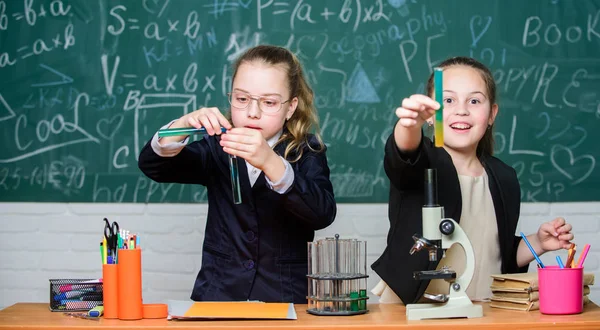 Kleine Wissenschaftler arbeiten mit dem Mikroskop. kleine Mädchen im Schullabor. Chemieunterricht. Biologieunterricht. Chemie-Forschung. wissenschaftliche Experimente im Chemielabor. Unser Ziel ist es, das Heilmittel zu finden — Stockfoto