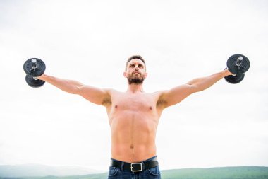 Başarı. Mükemmel bikeps. Kas adam sabah Barbell ile egzersiz. Fitness ve spor ekipmanları. atletik vücut. Dumbbell salonu. erkek sporcu halter. Steroid. İyi bir streç sahip