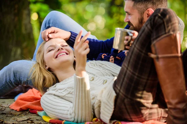 Coppia in amore turisti rilassante sulla coperta pic-nic. Vacanze weekend pic-nic campeggio ed escursioni. Concetto turistico. E 'ora di fare un picnic. Felice coppia amorevole rilassarsi nel parco insieme. Romantica foresta picnic — Foto Stock