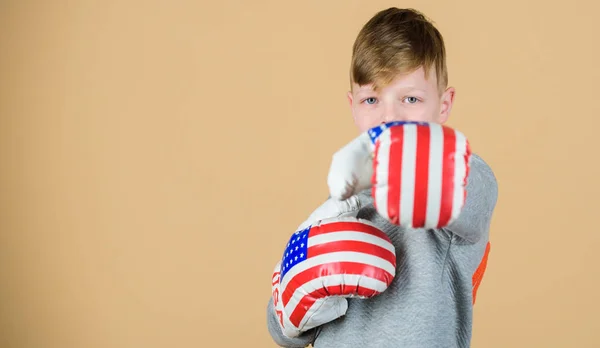 Entrenamiento de boxeador niño pequeño. Dieta fitness. salud energética. Golpeando nocaut. Actividad infantil. Éxito deportivo. moda de ropa deportiva. EE.UU. día de la independencia. Niño deportista feliz en guantes de boxeo —  Fotos de Stock