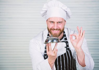 Şef Aşçı el ok işareti. Master chef restoranda yemek hizmet. Yakışıklı adam önlük ve aşçı şapkalı. Şef yemek lezzetli yemek ile Tekdüzen ayakta. Restoranımız her zevke hitap etmektedir.