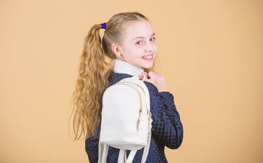 Sırt çantası taşıyan şeyler. Kız öğrenci ponytails saç modeli küçük sırt çantası ile. Nasıl uygun sırt çantası doğru öğrenin. Kız moda tatlı taşımak sırt çantası. Popüler yararlı Moda Aksesuar