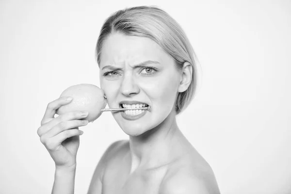 Proyecto de ciencia de la batería. La mujer con el hobnail al limón. alimentos de dieta de vitaminas. cuidado de la piel. energía y estado de ánimo positivo. chica con carga de limón. Recarga las vitaminas de tu cuerpo. zumo de fruta fresca. batería de limón —  Fotos de Stock