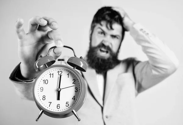 時間管理スキル。締め切りまでに残された時間はどれくらいか。仕事の時間だあごひげを生やしたストレスの多いビジネスマンは時計を握る。ストレスの概念。ヒップスターストレスの多い作業スケジュール。ビジネスマンは時間がない — ストック写真