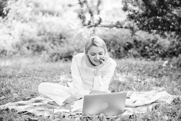 Steg för att starta frilansande verksamhet. Kvinna med laptop eller anteckningsboken sitta på mattan grönt gräs äng. Business lady freelancer arbete utomhus. Idéer för online affärsidé. Picknick affärsidé — Stockfoto