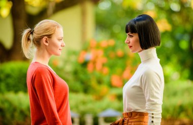 Kadın rekabeti. Arkadaşlık rekabet ve kıskançlık la mücadele de. Rekabet ve liderlik. Kadınlar birbirlerine ilgiyle bakıyorlar. Sarışın esmer rakipler. Güzel kızlar arkadaşlar kız kardeşler. Göz teması